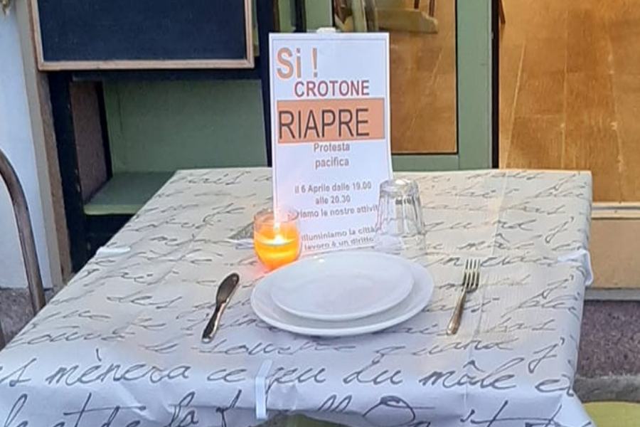 "Si! Crotone Riapre", luci e serrande alzate simbolicamente: "vogliamo lavorare" 51 crotone riapre 2