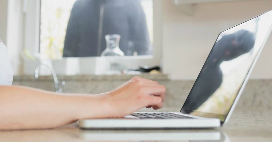 Crea un falso profilo sui social e perseguita una donna e il suo compagno 51 cyber stalking