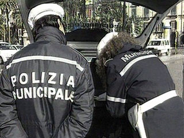 Blitz in centro, negozianti abusivi sanzionati 51 d6aff89a658ad883181587a620c01a29
