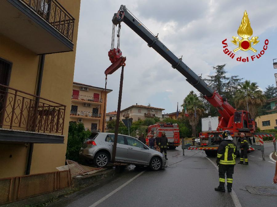 Automobile in bilico, intervengono i vigili del fuoco 56 d7515973 6d56 4444 af06 810b43d51e7c