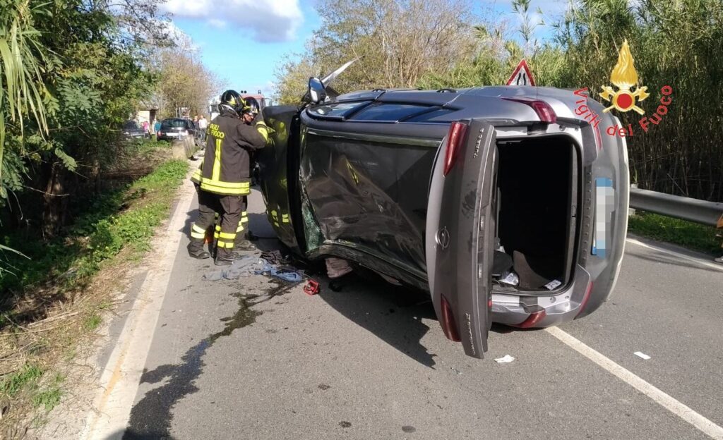 FOTONOTIZIA - Incidente sulla statale 106, coinvolte tre auto 2 d9ffd9ec af12 427e 998e 796e120776d5