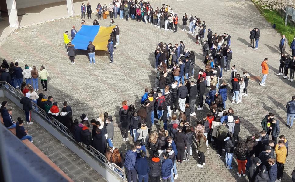 "No alla guerra, no a tutte le guerre". Il grido degli studenti dell’IIS “Mattei Ptagora Calvosa 51 dallalto 1