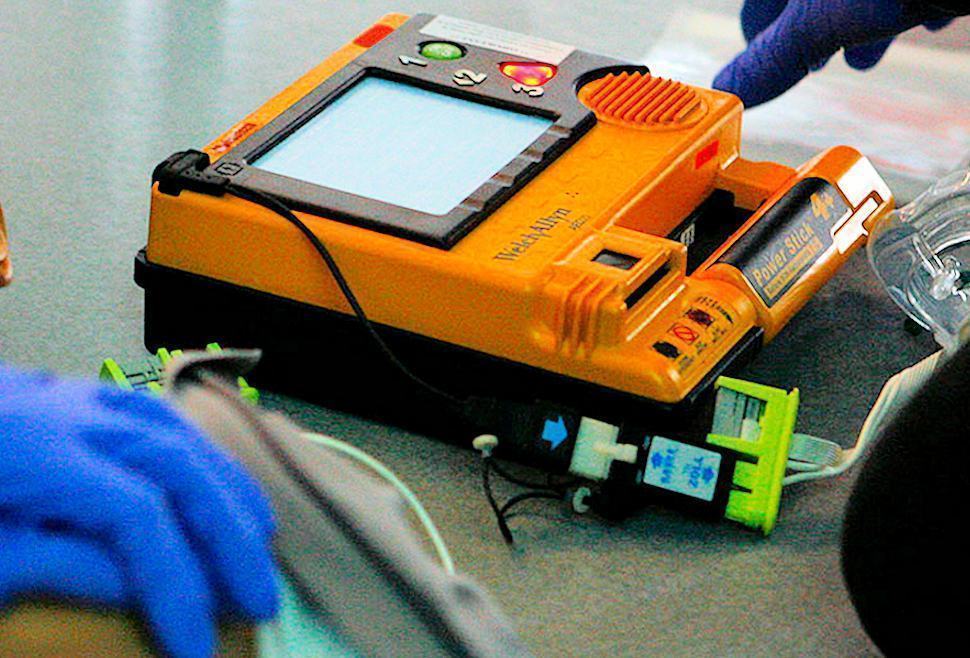 Rischia di morire per una crisi cardiaca, salvato con un defibrillatore dal 118 51 defibrillator3