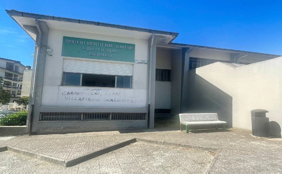 Cassano, scritte contro i carabinieri sui muri. il sindaco "atto ignobile" 51 delegazione municipale sibari scritte cerabinieri 61ffc547