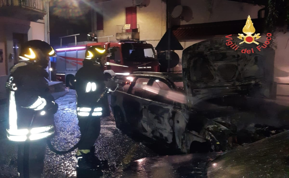 Tre veicoli in fiamme nella notte. Non si esclude nessuna ipotesi 51 delfuoco