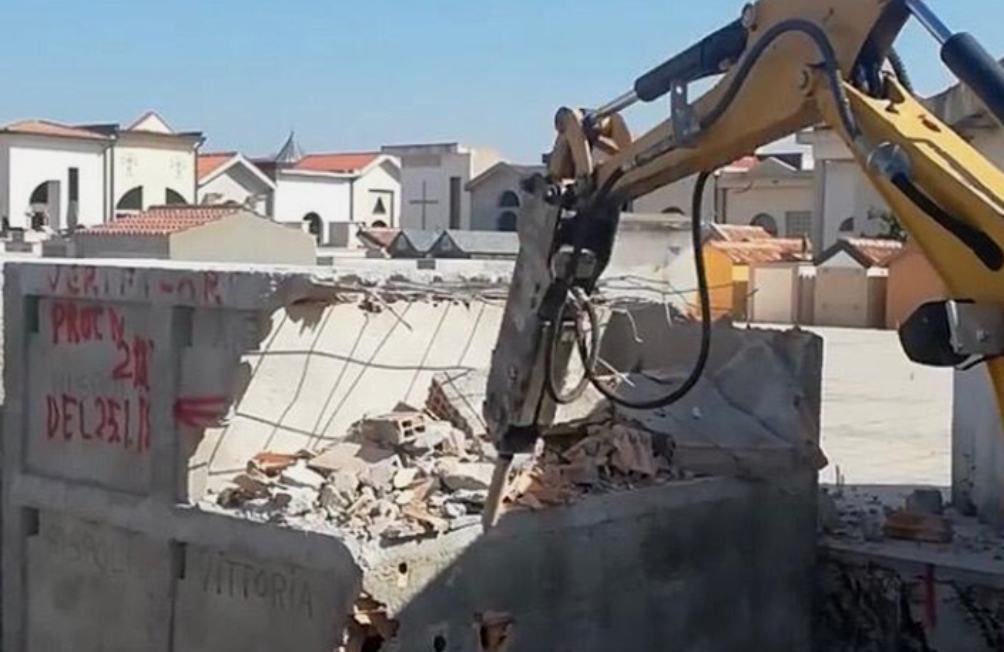 demolizione tombe cimitero locri