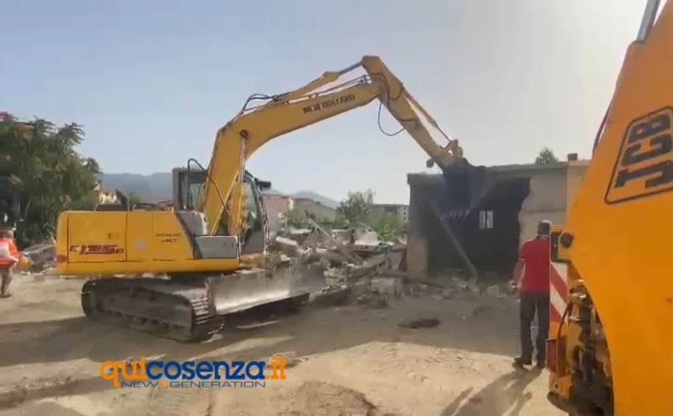 demolizioni comune cassano abusivismo 01