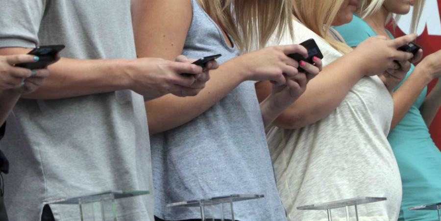 Troppe ore online, sindaco ordina "distacco della rete" per favorire la socialità 53 dipendenza da cellulare