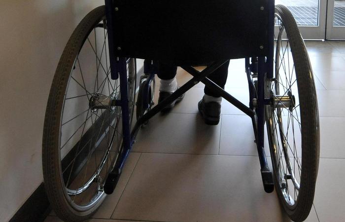 Picchiava il padre sulla sedia a rotelle, con calci e pugni: arrestato 40enne nel cosentino 77 disabile appartamento 1