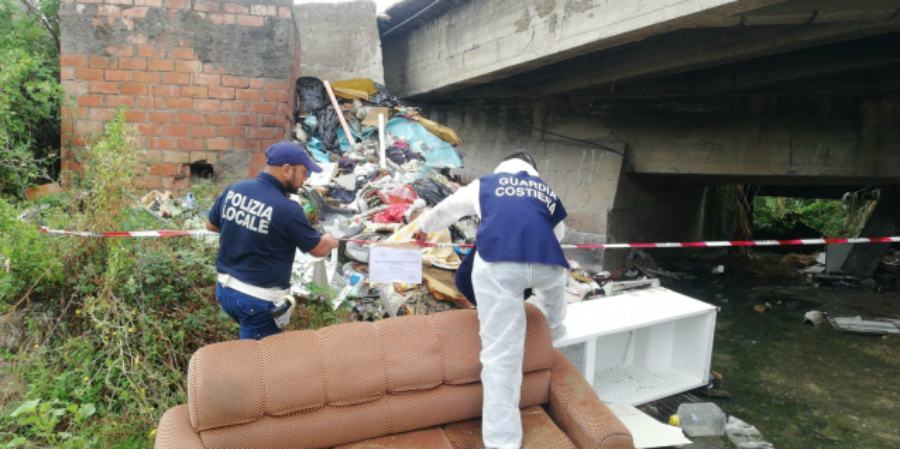 Guardia costiera sequestra una discarica abusiva di 500 metri quadri 51 discarica brancaleone