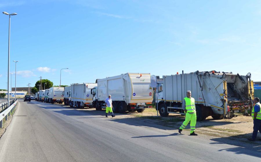 discarica camion rifiuti