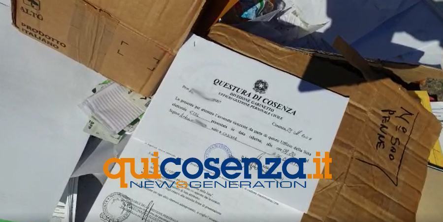 Discarica su via Panebianco, nei sacchi documenti della Cisl - VIDEO 53 discarica citta ragazzi atti cisl 02