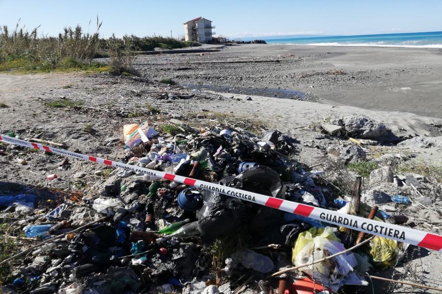 Amantea, sequestrata una discarica di rifiuti alla foce del fiume Oliva 71 discarica foce fiume oliva amantea 02