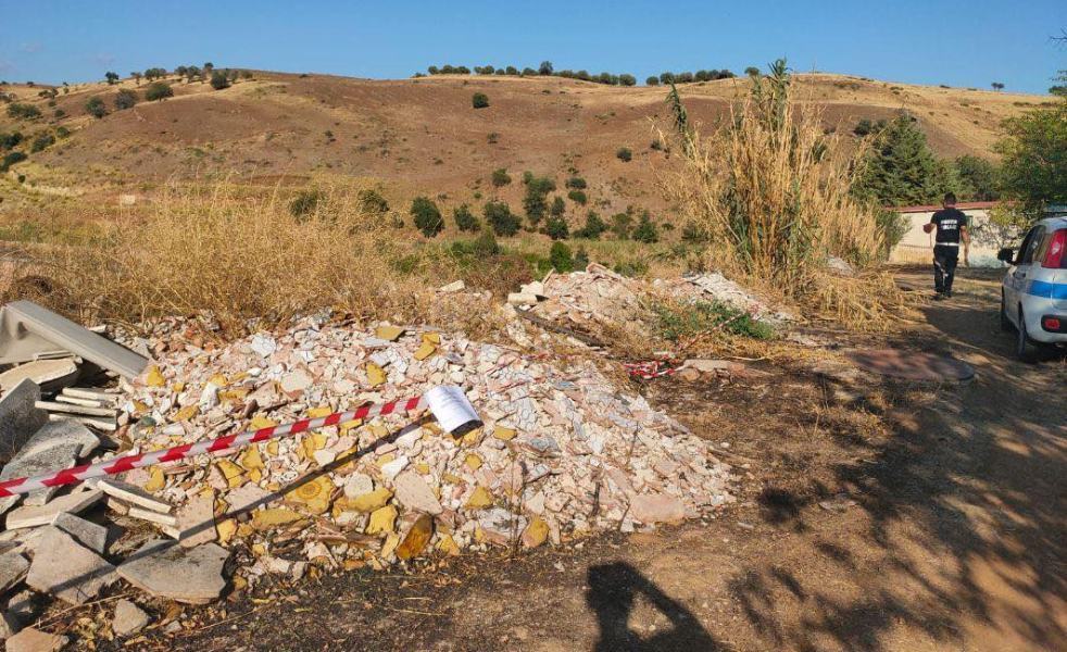 discarica su terreno agricolo cassano