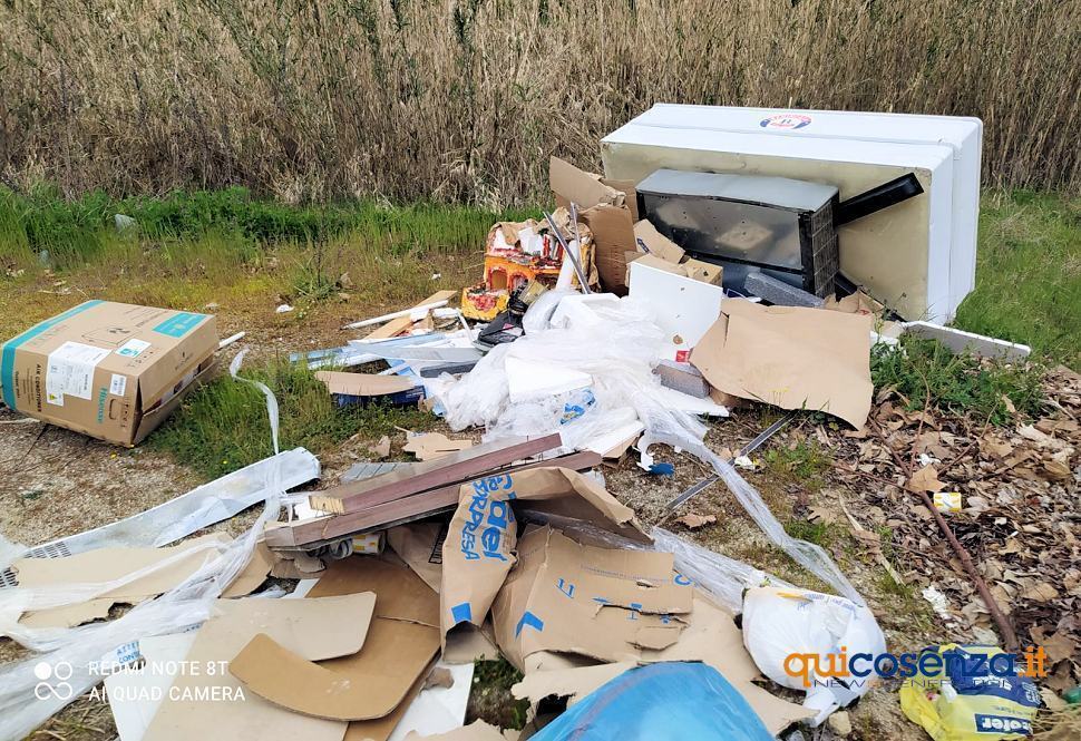 Cosenza, abbandonava rifiuti lungo il Crati. Multato e obbligato a ripulire 51 discarica03