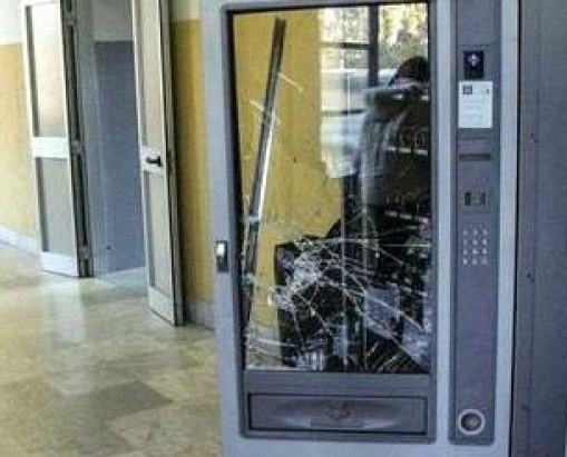 Scassano un distributore automatico per rubare tabacchi e snack: denunciati 4 giovani nel Cosentino 51 distributore scassato