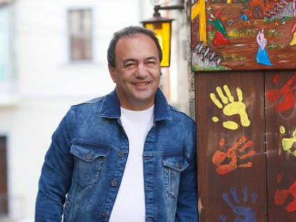 Domani il Comune di Cosenza consegna il premio “La Tavola della Solidarietà” al Sindaco di Riace 62 domenico lucano 1