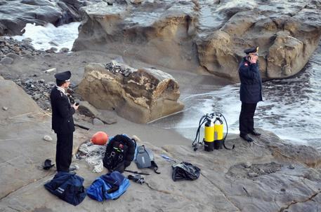 Scompare donna travolta dalle onde a Scalea mentre era in spiaggia con il marito 203 donna scalea annega mare scompare