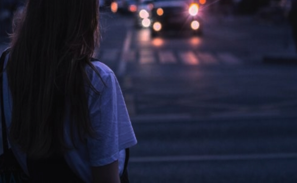 donna strada sola 02