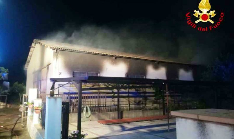 In fiamme deposito di scarpe, difficili le operazioni di spegnimento 51 drapia capannone scarpe