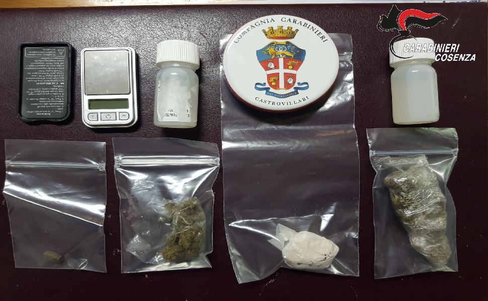 In auto con eroina, metadone e senza patente. Arrestati due giovani a Castrovillari 51 droga 1 4