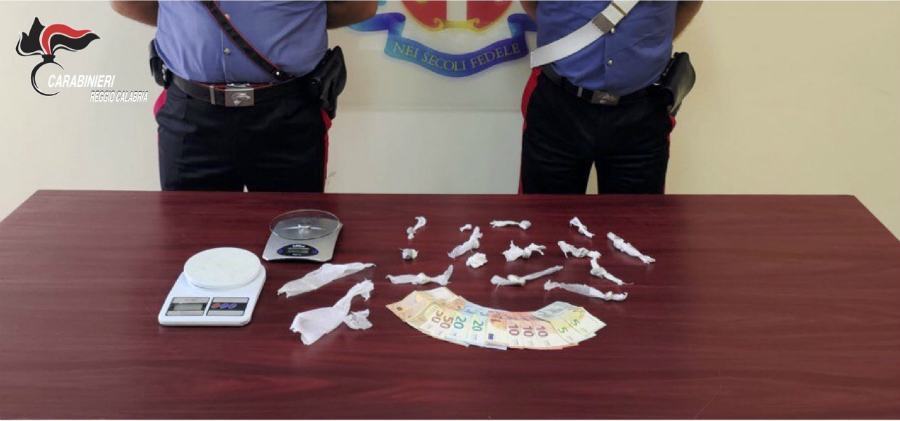 Sorpreso a casa con droga pronta per essere spacciata: arrestato 28enne 51 droga 12