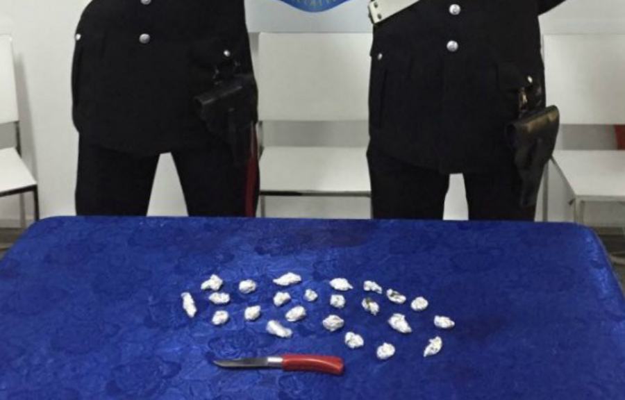Nasconde la droga nella cesta dei panni, arrestato 21enne 53 droga cariati cesta panni