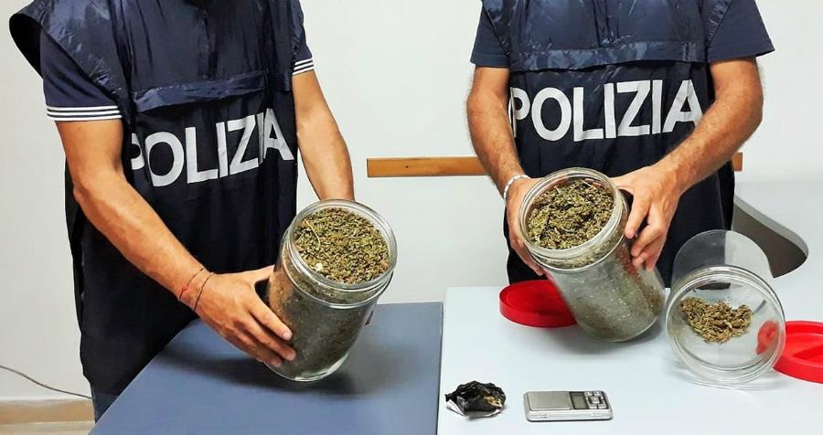 Un chilo e mezzo di marijuana nei 'boccacci', arrestato 57enne 51 droga corigliano marijuana polizia