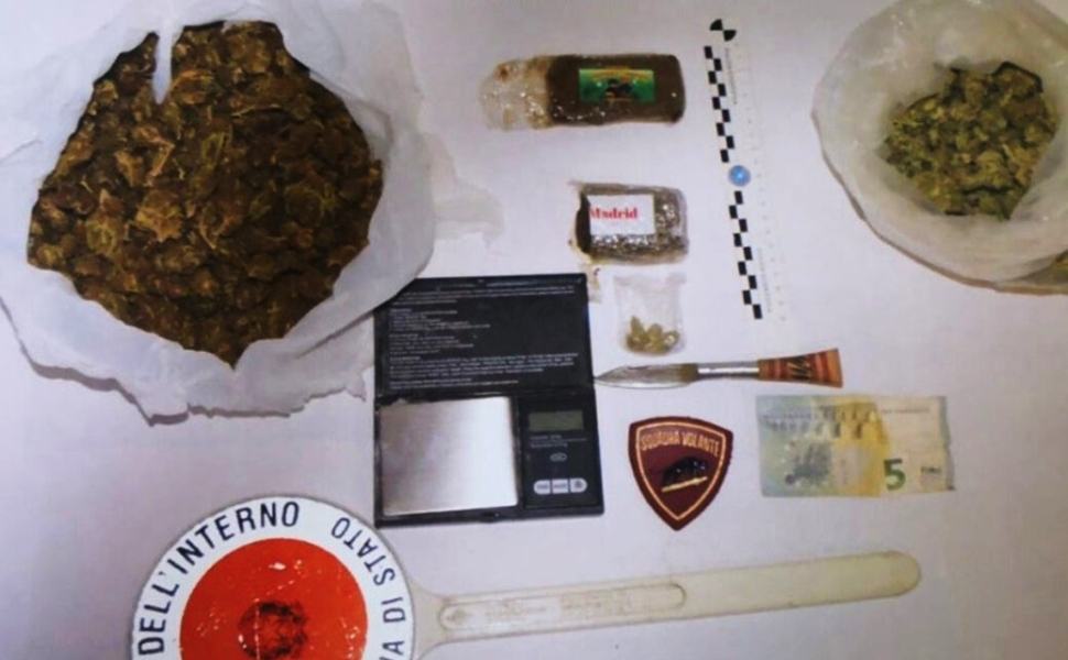 Hashish e marijuana in uno stabile abbandonato, un arresto 51 droga crotone 32enne arresto