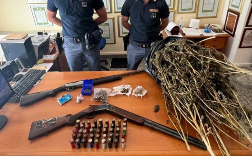 Trovato un chilo e mezzo di marijuana in una scuola abbandonata: 3 denunce 51 droga longobardi e fucili
