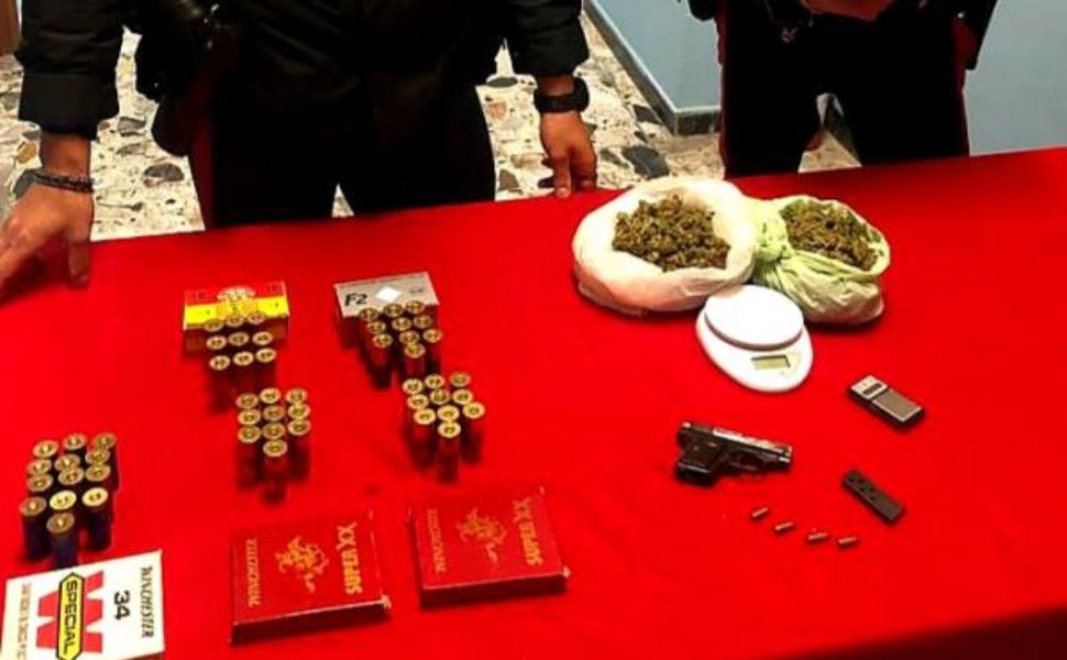 Arrestati due fratelli, in casa avevano droga e una pistola 51 droga pistola petilia policastro carabinieri