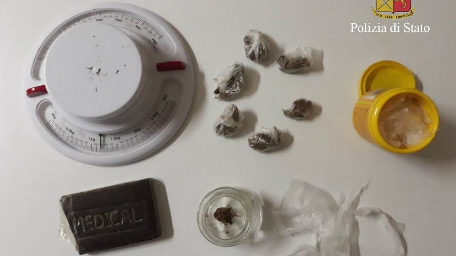 Nascondevano droga in casa, arrestate due persone in flagranza 51 droga sequestro polizia a crosia