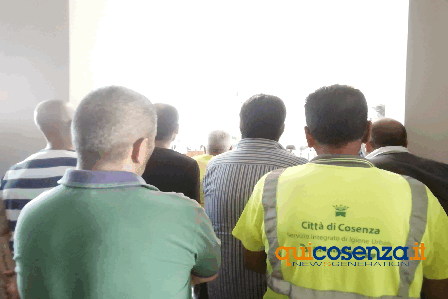 Operai Ecologia Oggi irrompono in Consiglio comunale: «Chiediamo solo lavoro» (VIDEO) 51 ecologia oggiP 00008