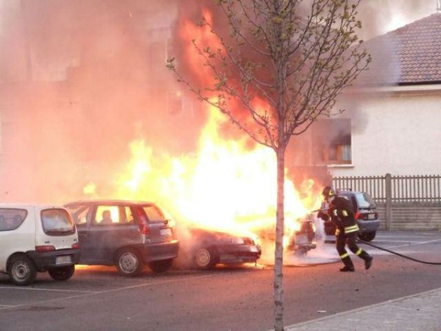 Auto in fiamme 74 eebc0e33b70bffd1536d28f71fec3802