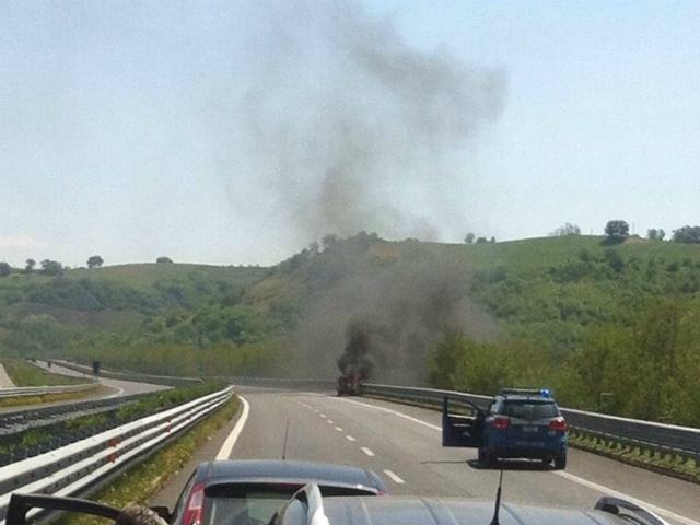 Mezzo in fiamme sull'A3, tra Montalto e Torano in direzione sud. Disagi alla circolazione 51 ef606bef48c392e5a41969e98ab922bc