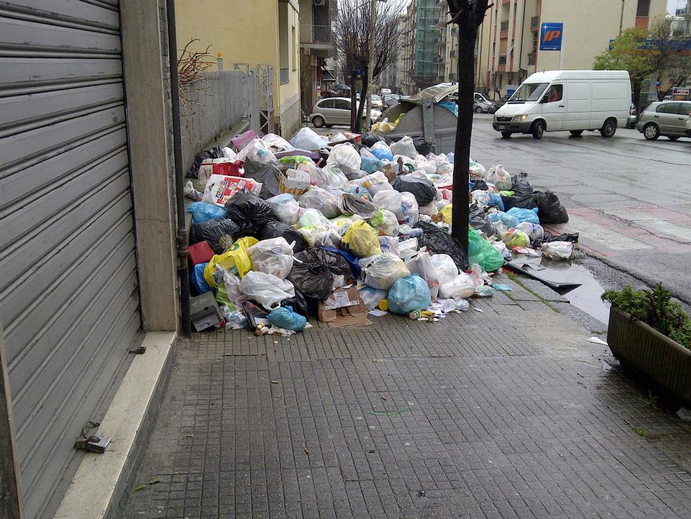 Calabra Maceri chiude i cancelli, in strada i rifiuti indifferenziati dell'intera provincia di Cosenza 59 emergenza rifiuti 1