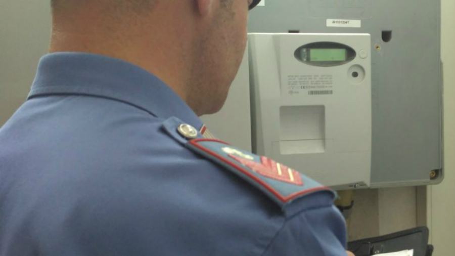 Ruba l'energia elettrica per alimentare il villaggio turistico, arrestato 51 energia elettrica carabinieri