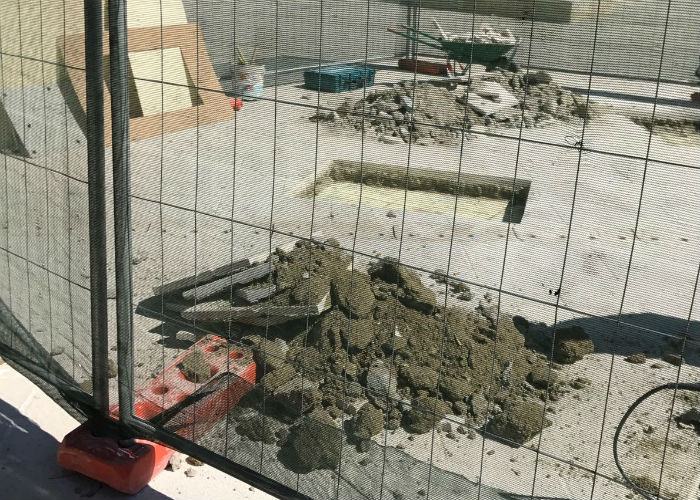 Piazza Bilotti, si procede a demolire parte della pavimentazione per istallare le statue 52 piazza bilotti
