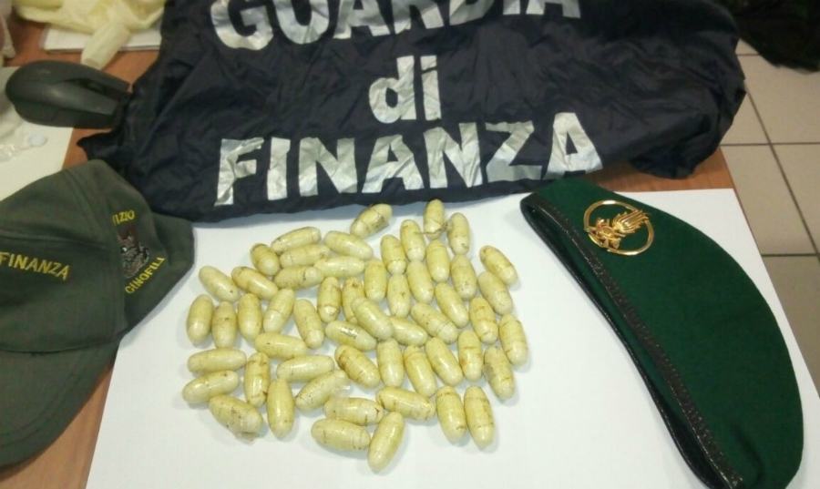 Trasportava 55 ovuli di eroina su un bus di linea, arrestato dalla Finanza 51 eroina ovuli finanza