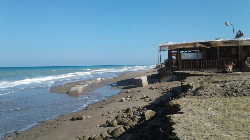 Erosione costiera, eventi meteo estremi e “far west” delle concessioni: a rischio spiagge calabresi 1 erosione costiera cariati pulita 25