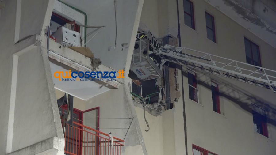 Esplode abitazione: Noemi ancora grave, causa dello scoppio incerta 55 esplosione appartamento crotone 02
