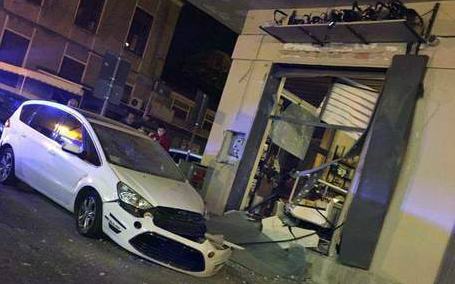Esplosione contro una panetteria, la polizia ha arrestato due persone 194 esplosione lamezia panetteria01 1