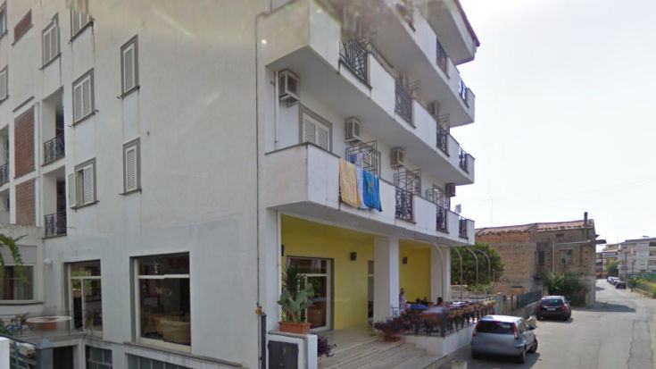 Amantea, blitz di polizia e carabinieri nell'hotel "Ninfa Marina" che ospita decine di migranti 51 ex hotel ninfa marina