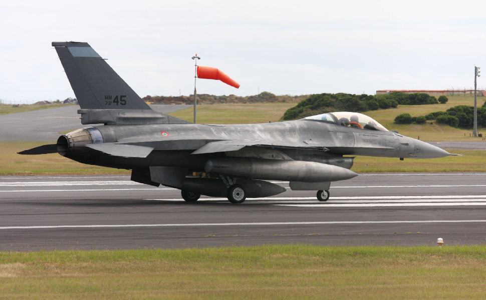 F16 Nato in avaria, costretto ad un atterraggio di emergenza in Calabria 51 f16 in avaria