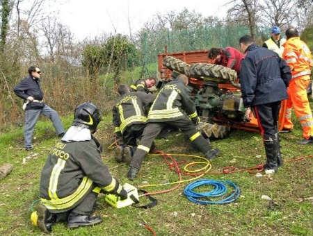 Muore schiacciato da un trattore arando il terreno 59 f7f90d519532d04f49f9d0946d699de2