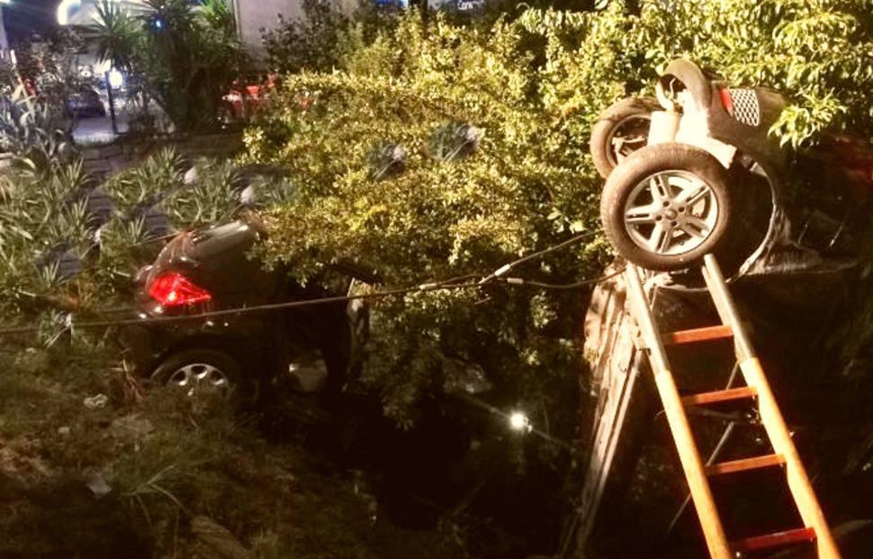 Amantea scontro tra 2 auto, una finisce nella scarpata l'altra resta in bilico: salvi 5 giovani 51 fa8387e3 1366 45f3 84a9 d4941f898d10