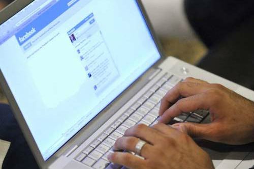 Trans si prostituisce e poi minaccia i clienti su Facebook: "50 euro e non lo dico ai tuoi parenti" 71 facebook pc