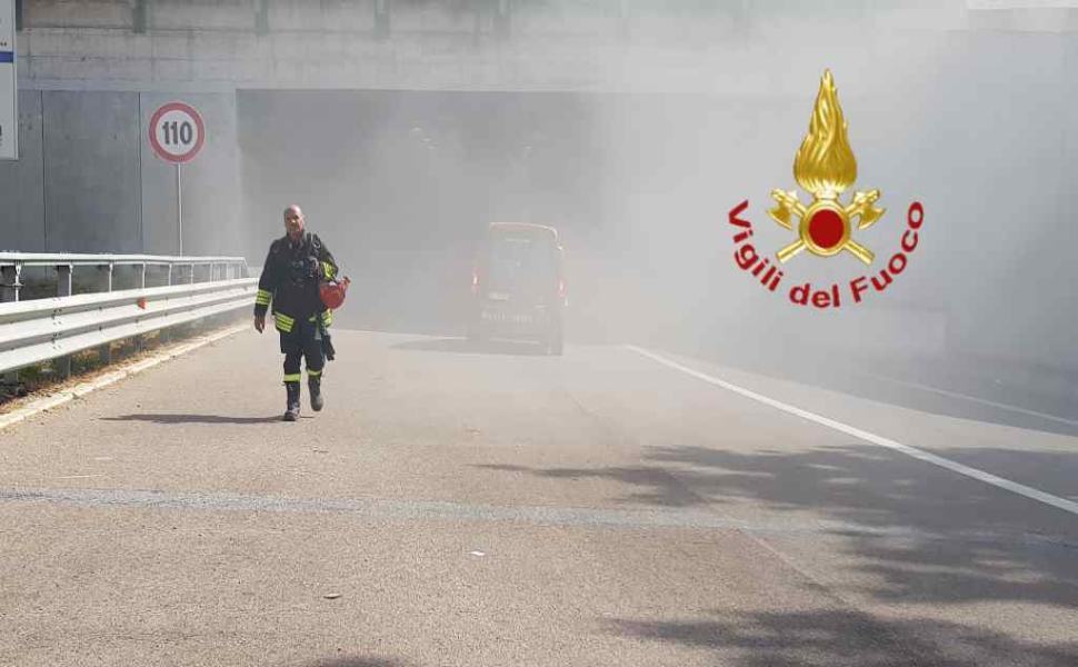 Paura dentro una galleria sulla SS 106: camper va a fuoco durante la marcia 51 fc38ae61 19a5 413a 95c4 6830265bfb5b