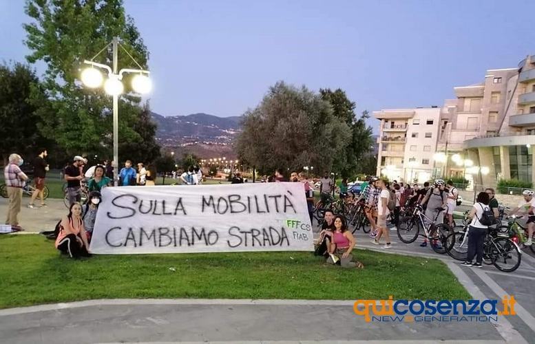 A Cosenza "Bike Strike For Future": sulla mobilità cambiamo strada - FOTO 70 fiabcosenza401