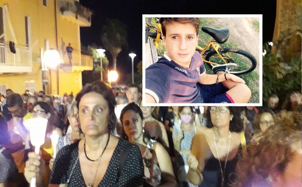 Giovane pestato a sangue: si cercano risposte anche sui cellulari degli indagati 51 fiaccolata crotone